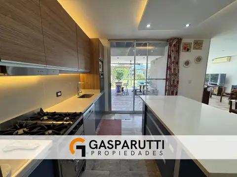 Casa en Venta con 4 cocheras