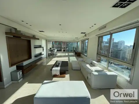 Departamento en Torre Penthouse Tríplex. 3 cocheras, Terraza, Parilla.