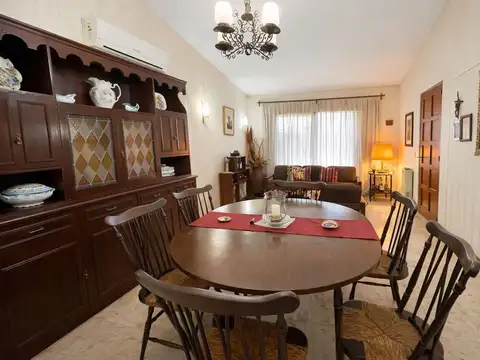 Casa 5 ambientes con 2 baños