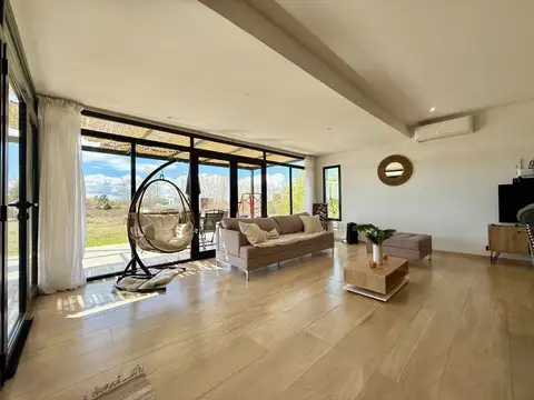 Casa 4 ambientes con 2 baños