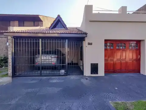 Casa en Venta con 2 cocheras