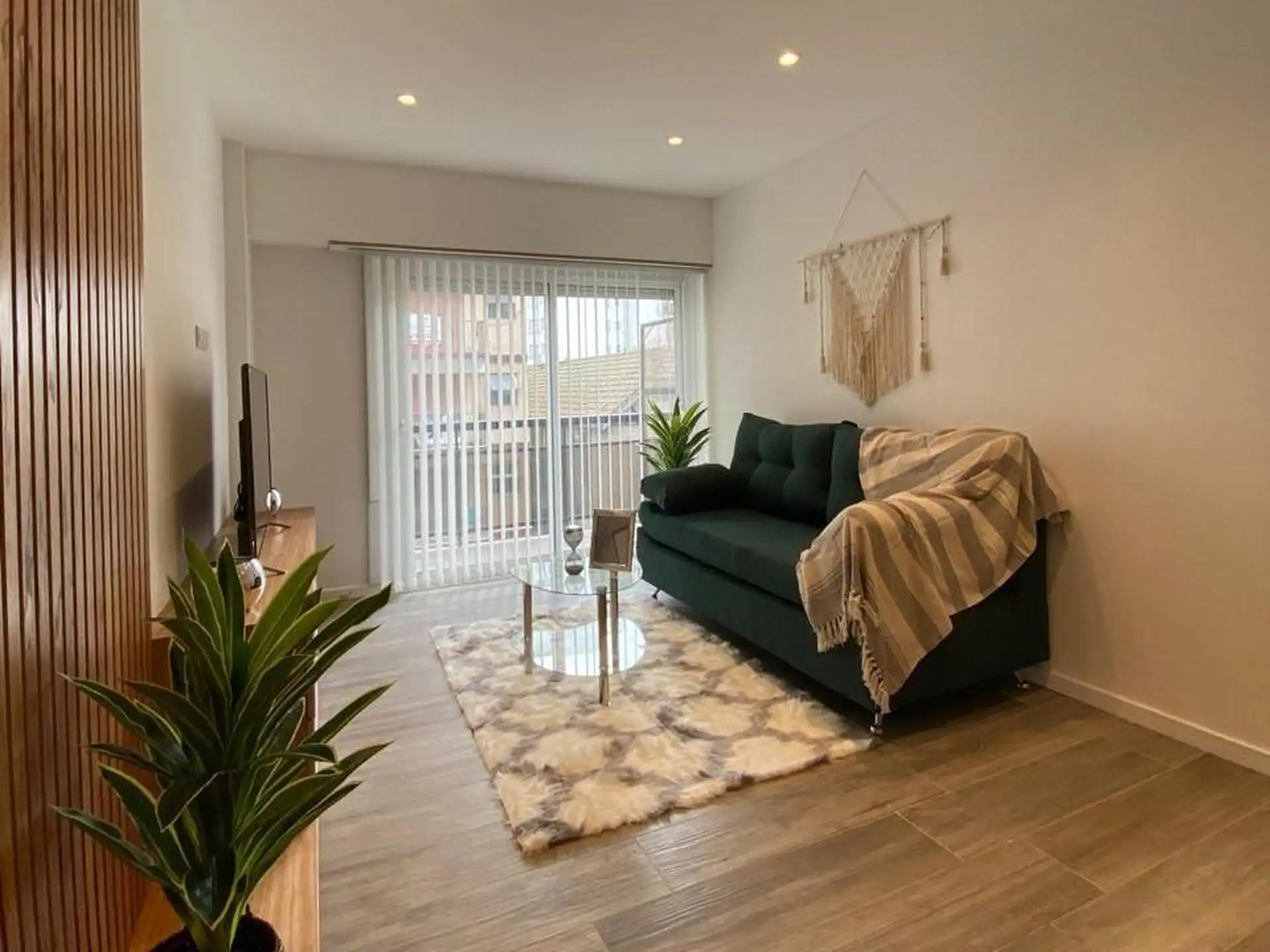 Departamento de tres ambientes con balcon en Brown 2100