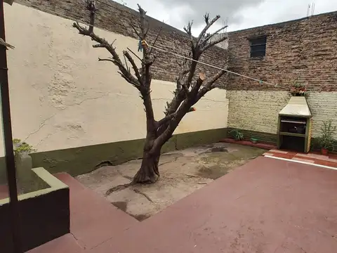 EXCELENTE CASA 3 AMB C/COCHERA Y PATIO C/JARDIN!