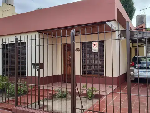 EXCELENTE CASA 3 AMB C/COCHERA Y PATIO C/JARDIN!