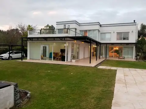 Casa en venta - 3 dormitorios 3 baños - 350mts2 totales - Posadas de los Lagos