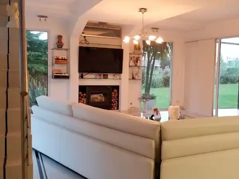 Casa en Venta con 2 cocheras