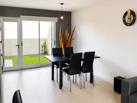 ALQUILER- Duplex, 2 dormitorios, patio y cochera - Fisherton