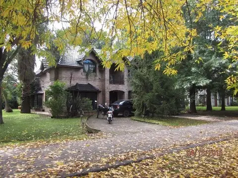 MAGNIFICO CHALET SOBRE GRAN LOTE EN EL PARAISO