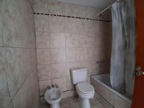 Casa en Alquiler con 2 cocheras
