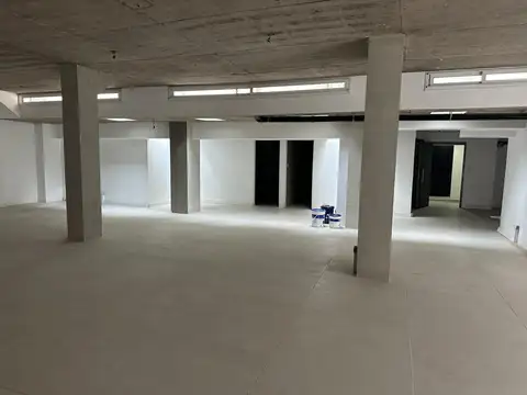 Oficina en Alquiler con 3 cocheras