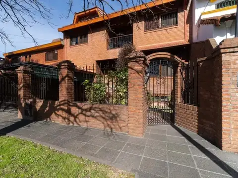 Casa 5 ambientes detalles categoría, parque, balcón, cochera
