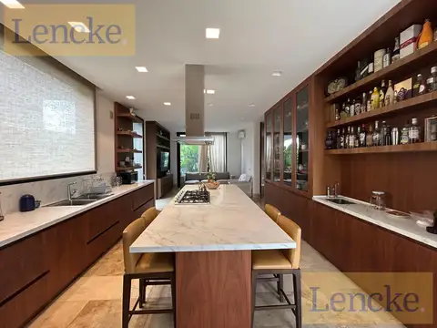 Casa 9 ambientes con 4 baños