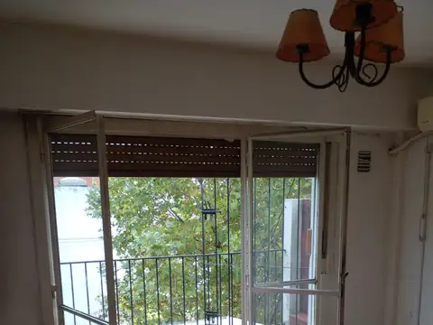 Palermo, Charcas al 4900, P. 8°(1 x escal), 2 Amb fte Bcón c/ aterraz. Bño cpto coc.c/amob,salida bcón corr