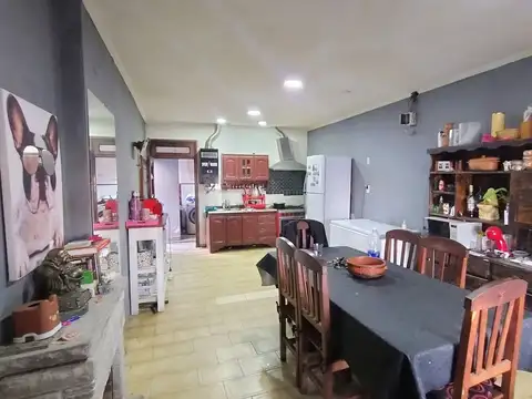 VENTA CASA 3 AMB CON TERRAZA Y DOS LOCALES LANÚS