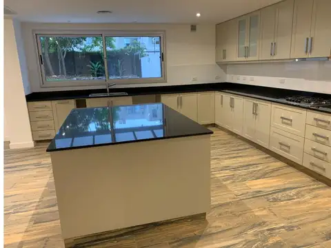 Casa 5 ambientes con 4 baños