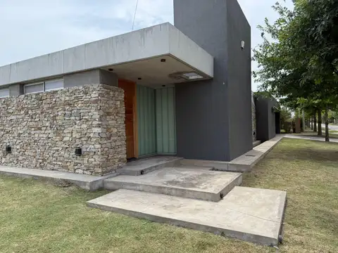 Casa a estrenar excelente calidad construcctiva