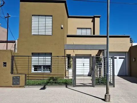 VENTA CASA 4 DORM. B° S.JUAN BAUTISTA C/PILETA V.M