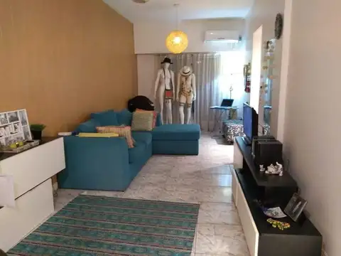  DOS AMBIENTES AMPLIOS - BALCÓN - COCINA A NUEVO IMPECABLE -