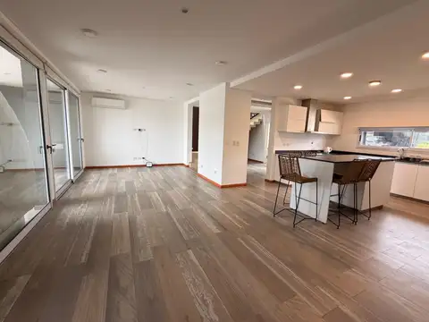 Casa en Alquiler con 6 cocheras