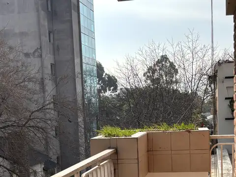 Excelente monoambiente en un 3er piso,  recién actualizado muy luminoso,  orientación norte, ideal consultorio coach ó psicólogo