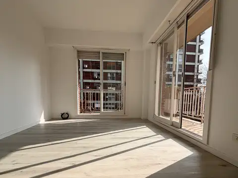 Excelente monoambiente en un 3er piso,  recién actualizado muy luminoso,  orientación norte, ideal consultorio coach ó psicólogo