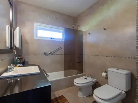Casa 5 ambientes con 3 baños