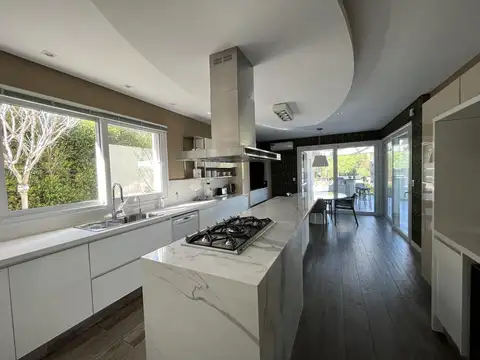Casa en Venta con 2 cocheras