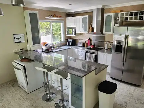 Casa 4 ambientes con 3 baños