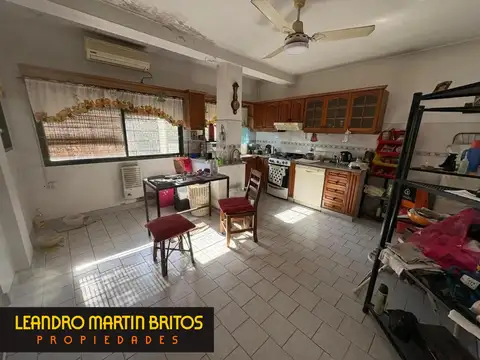 Casa 4 ambientes con 2 baños