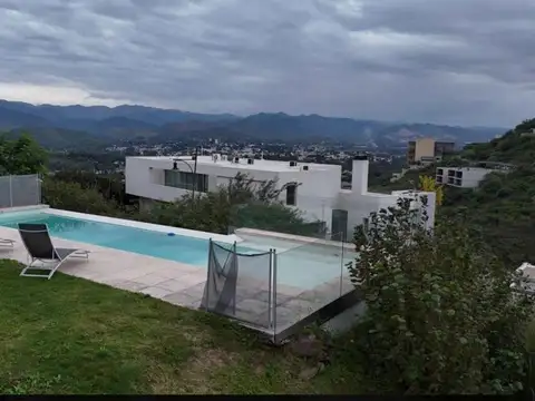 Casa 5 ambientes con 6 baños