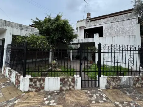 CASA 4 AMBIENTES CON COCHERA Y JARDIN EN VENTA