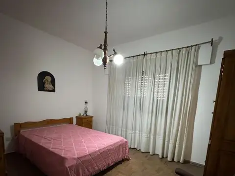 CASA 4 AMBIENTES CON COCHERA Y JARDIN EN VENTA