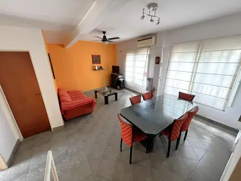 Muy buen PH de 3 ambientes amplios c/ escritorio - Patio - Cochera - SIN Expensas