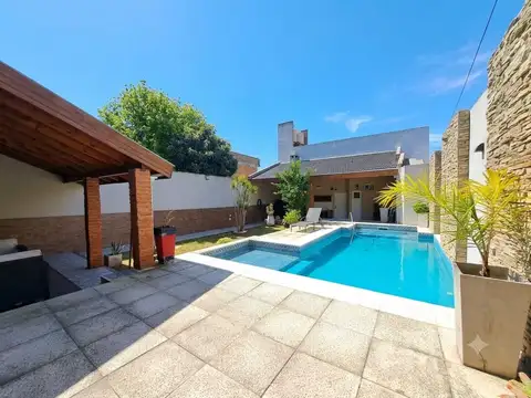 Casa 4 ambientes con 2 baños