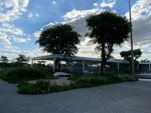 Casa en Venta con 4 cocheras