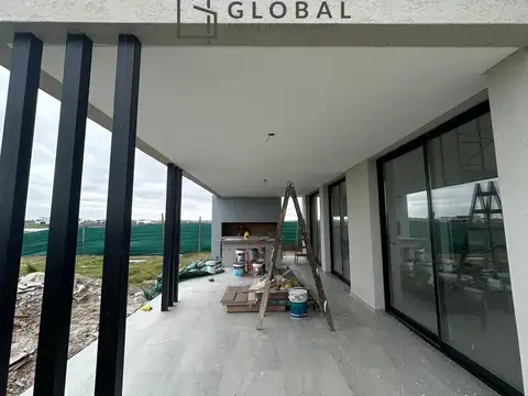 Casa 6 ambientes con 5 baños