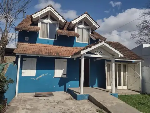 Casa sobre amplio lote actualmente convertida a 3 departamentos,oportunidad por metros cuadrados, en zona precio libre de todo gasto, inclusive la sucesion