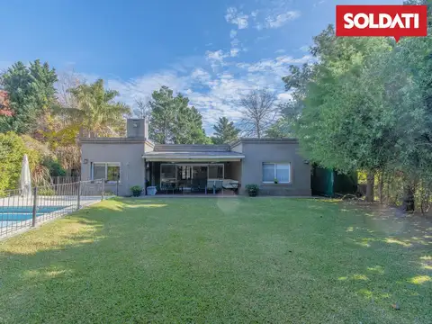 Casa en venta,  Barrio Roble Joven, 3 dormitorios mas escritorio.