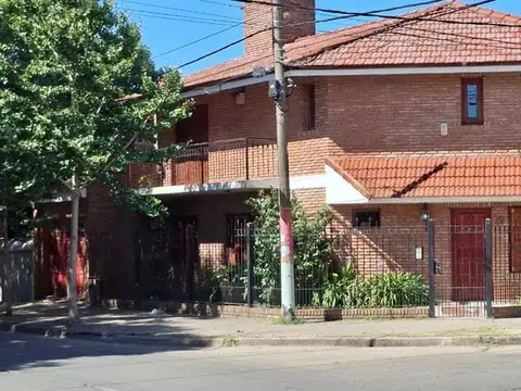 CASA EN VENTA 3 DORMITORIOS 2 COCHERAS PILETA