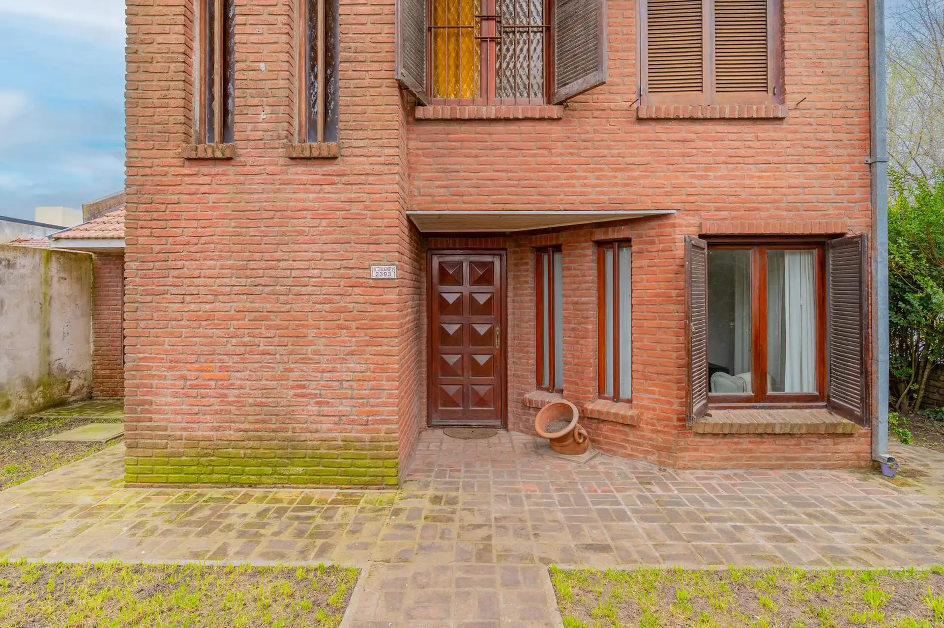 Casa en venta de 4 ambientes, garaje y parque en barrio Caisamar