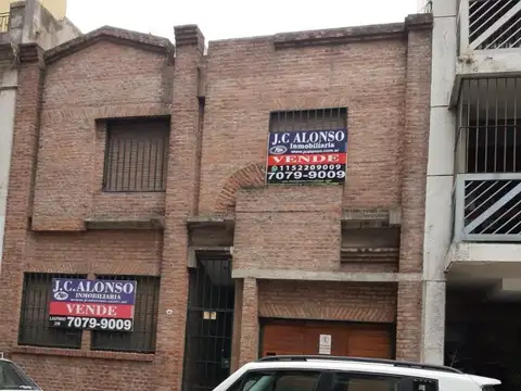 Casa en 2 plantas de 6 ambientes, DESTINO COMERCIAL.