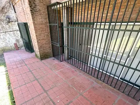 Casa en 2 plantas de 6 ambientes, DESTINO COMERCIAL.