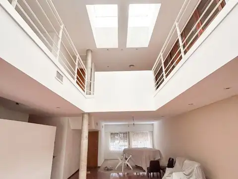 Casa en 2 plantas de 6 ambientes, DESTINO COMERCIAL.