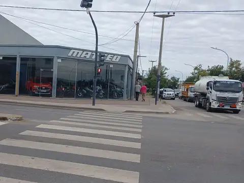 Local Concesionaria de Autos. Esquina.