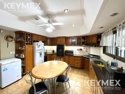 Casa en Venta con 3 cocheras