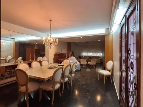 Casa en Alquiler con 2 cocheras