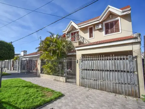 Se vende casa en excelente estado 3 dorm y cochera
