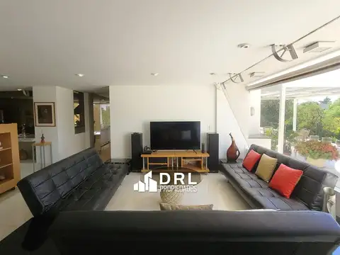 Casa 15 ambientes con 4 baños