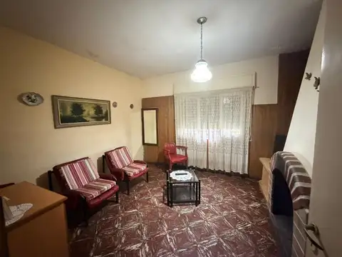Casa ideal para inversores con excelente ubicacion. esquina