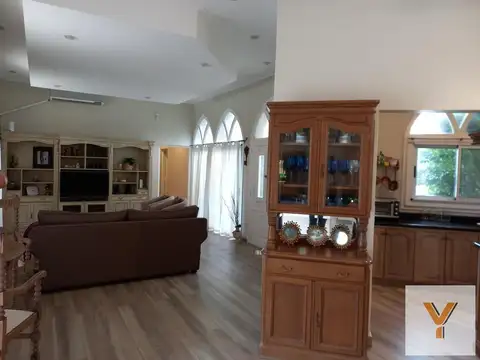 Casa en venta - 5 Dormitorios 3 Baños - Coronel Brandsen